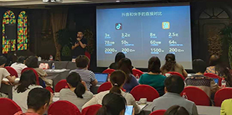 新動(dòng)傳媒MCN機構創(chuàng  )始人CEO慕容繼承老師現場(chǎng)講課視頻。全網(wǎng)粉絲過(guò)億，@祝曉晗抖音粉絲4000萬(wàn)